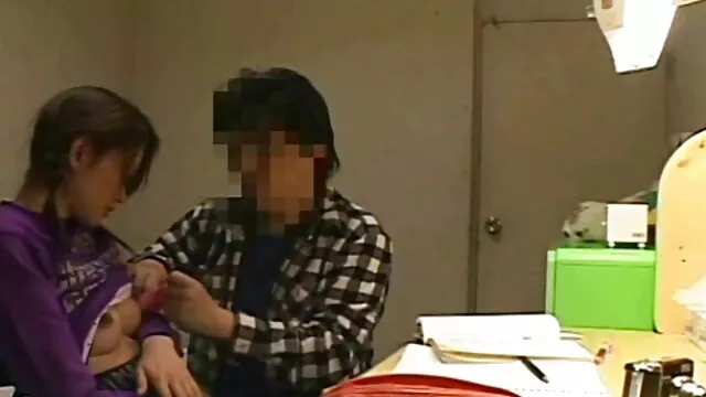 Ella tiene un momento videos porno audio español latino caliente mientras recibe una follada descuidada para soportar