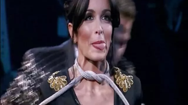 Puta caliente chupa dos cine latino xxx pollas mientras monta otra