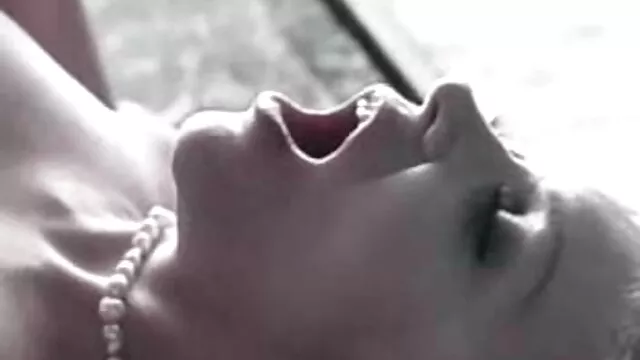 Linda morena europea chupa y cabalga sexo gay audio latino para mantener su trabajo - Henessy