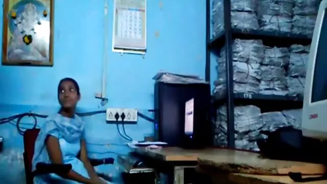 La tetona amateur Lisa orgia gay latinos se masturba el coño con un consolador
